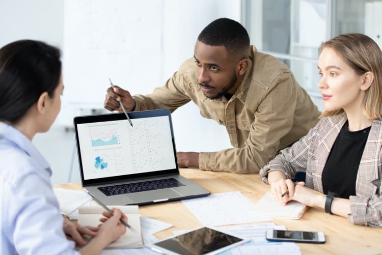 Noida CEO Removes Six Sanitation Staffers, Warns Contractor